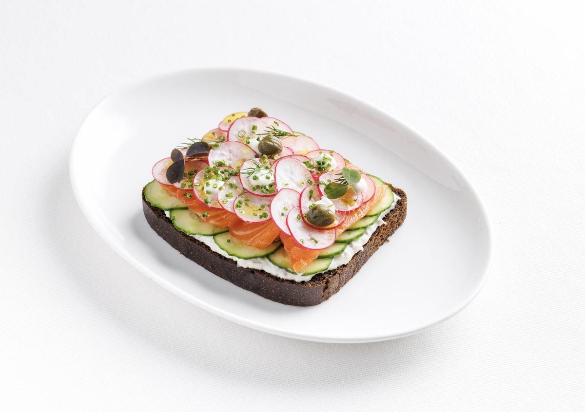 Лосось слабой соли на бородинском хлебе