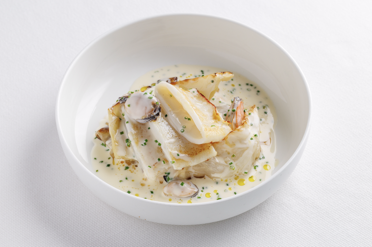 Кальмар с мидиями и белым вином