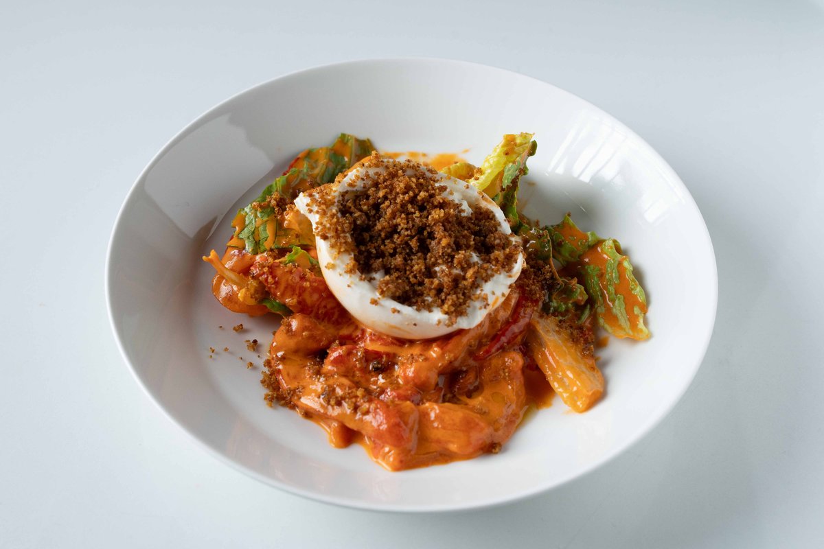 Буррата с печеным перцем и соусом рамиро