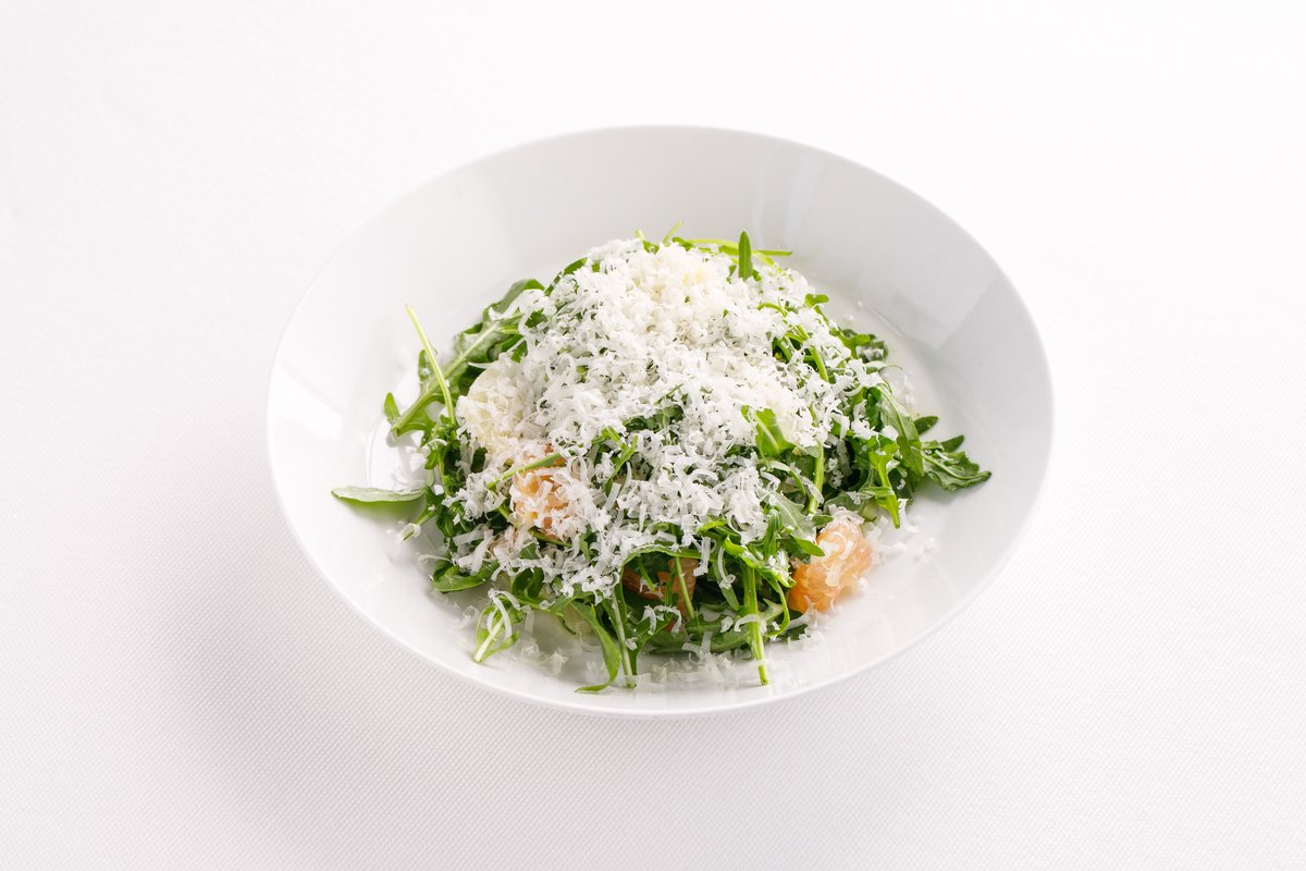 Салат из руколы со страчателлой и грушей