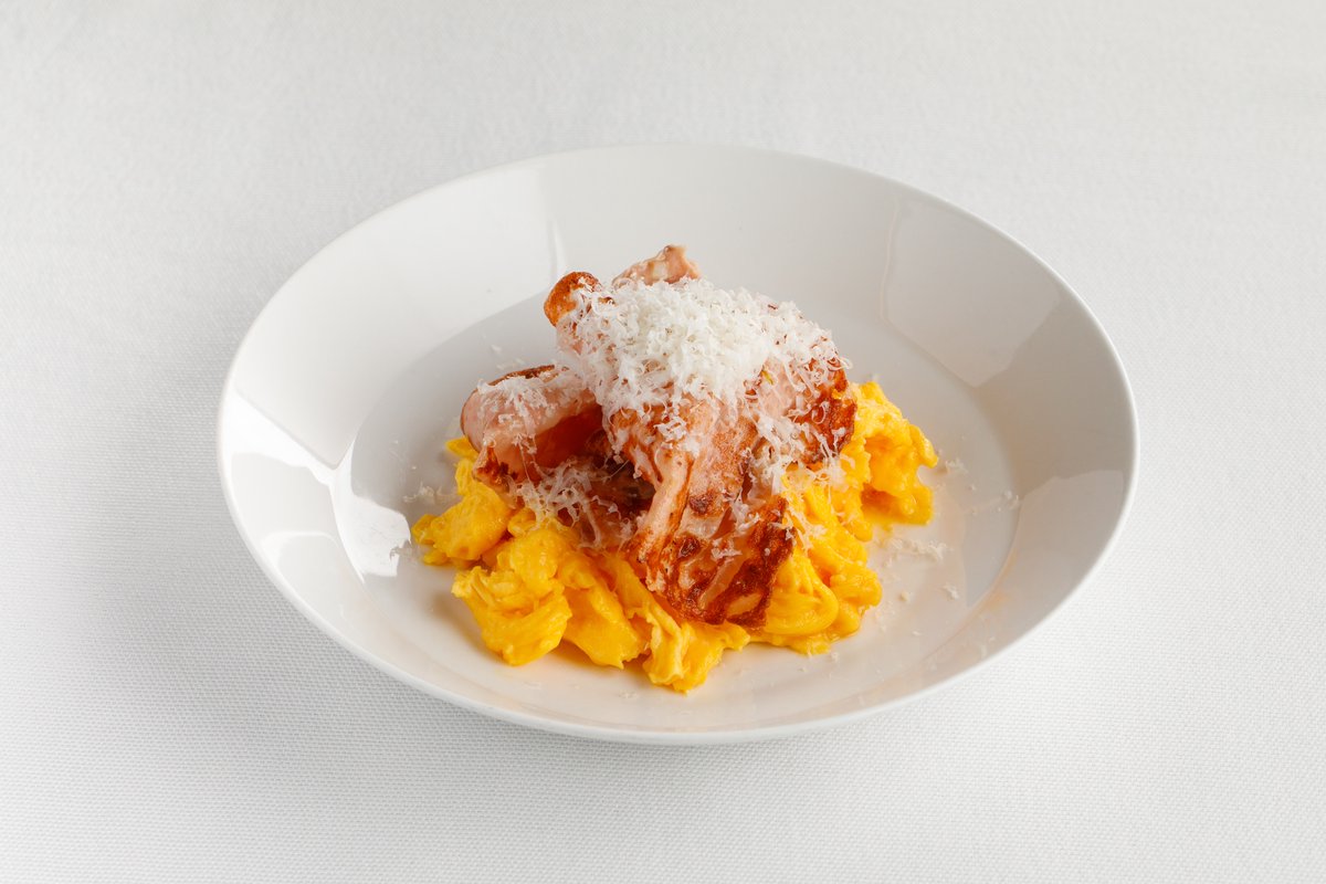 Скрембл с мортаделлой и пармезаном