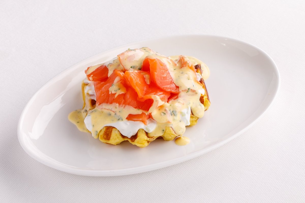 Картофельная вафля с копченым лососем