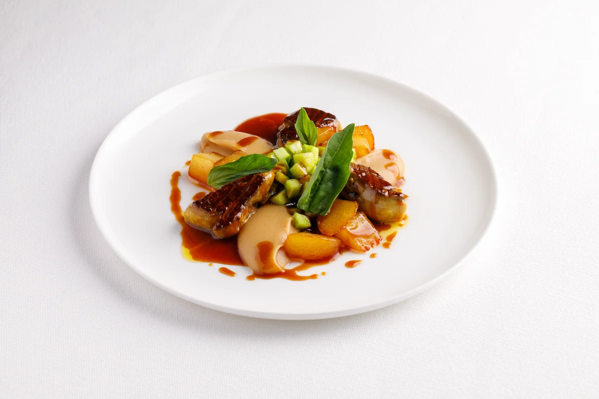 Фуа-гра с грушей и яблочным соусом