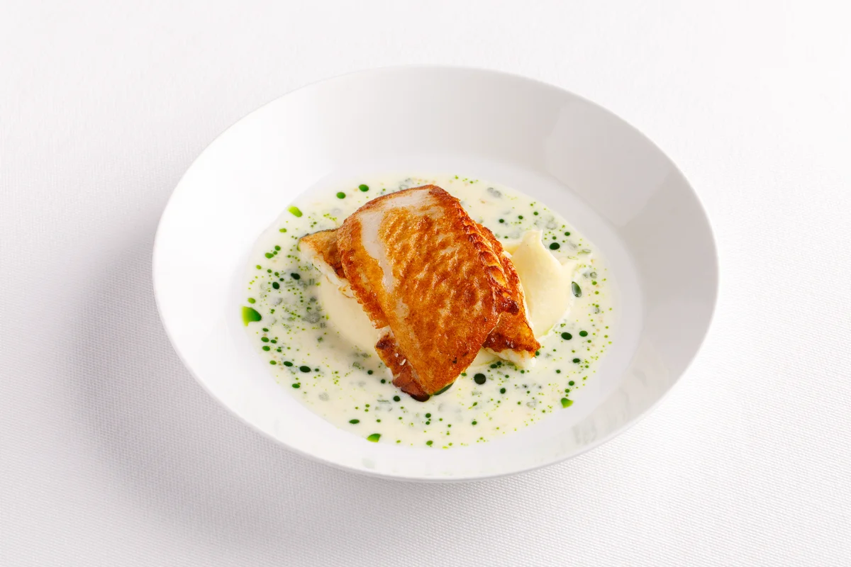 Камбала с копченым пюре и соусом с щучьей икрой