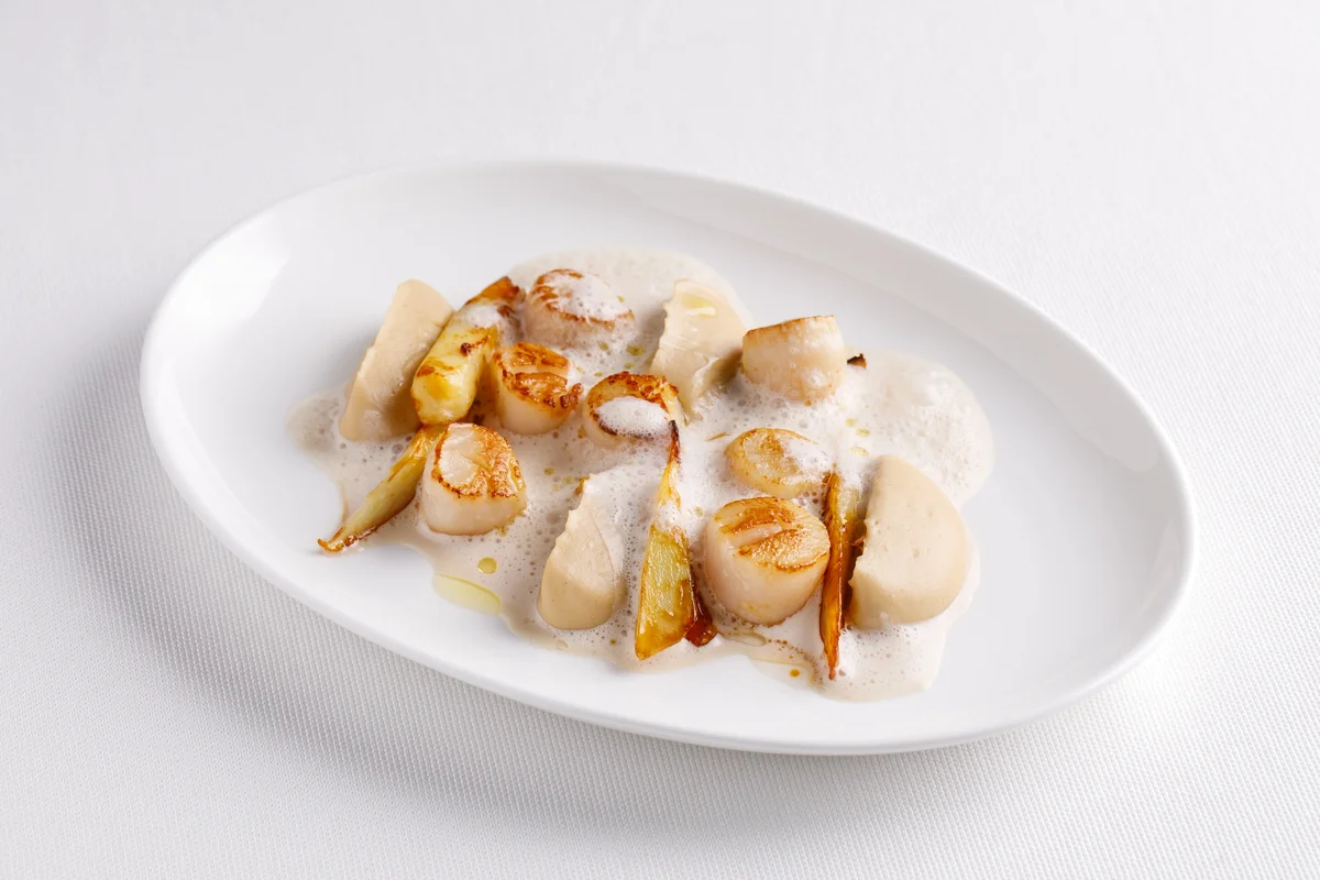 Жареные гребешки с пастернаком и соусом из хереса