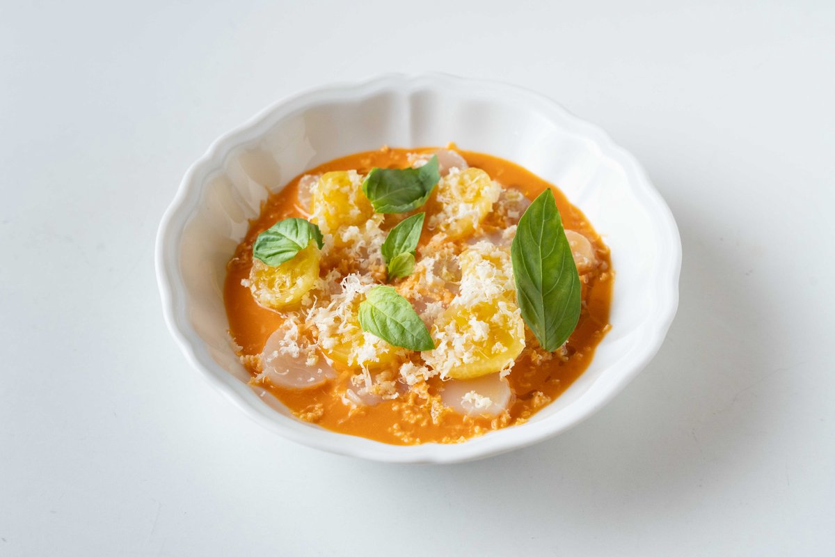 Крудо из морского гребешка с соусом из печеных перцев