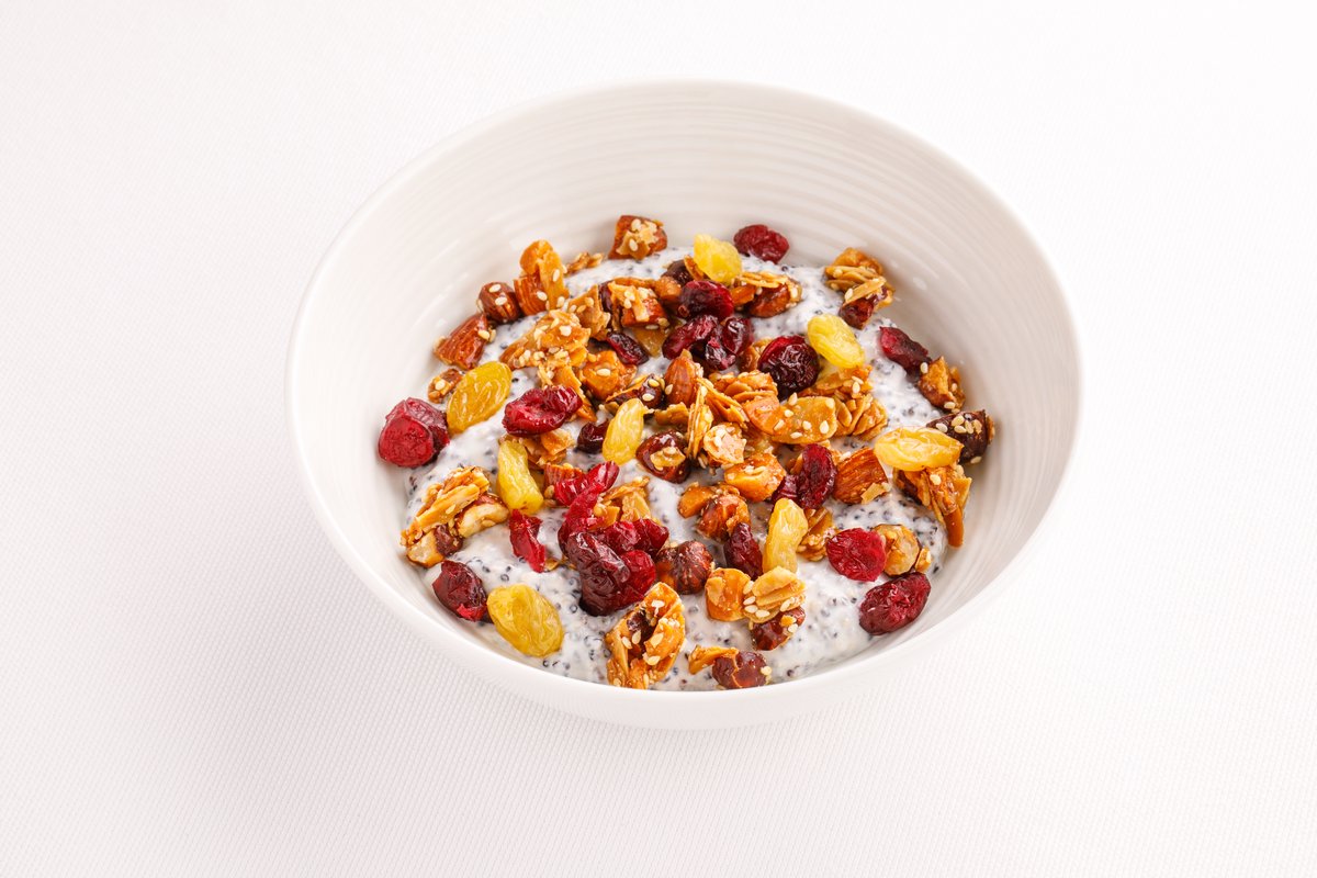 Боул с йогуртом, красным киноа и гранолой