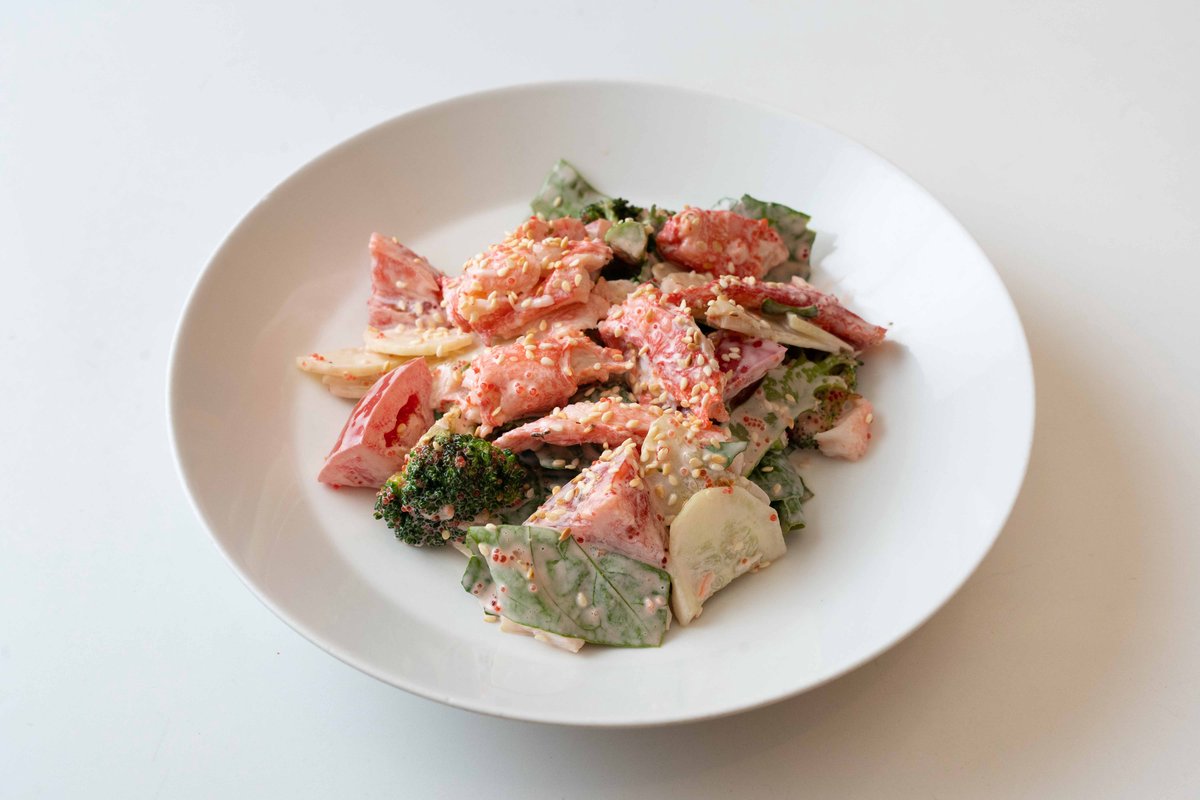 Салат с крабом, томатами и спайси соусом