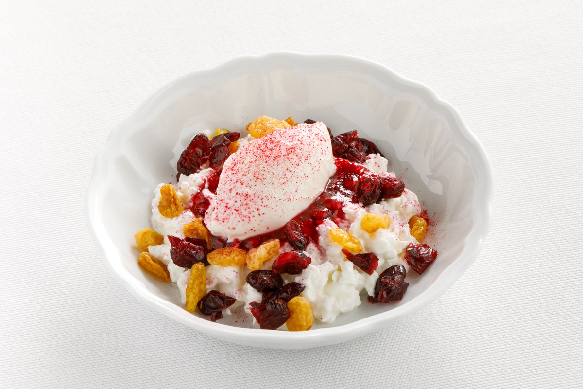 Творог со сметаной и малиновым конфитюром