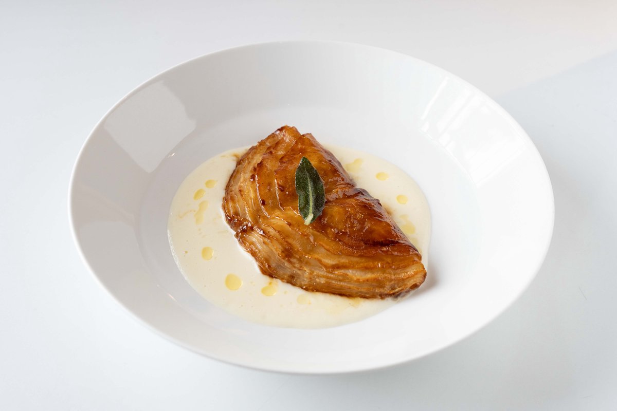 Корень сельдерея с соусом пекарино