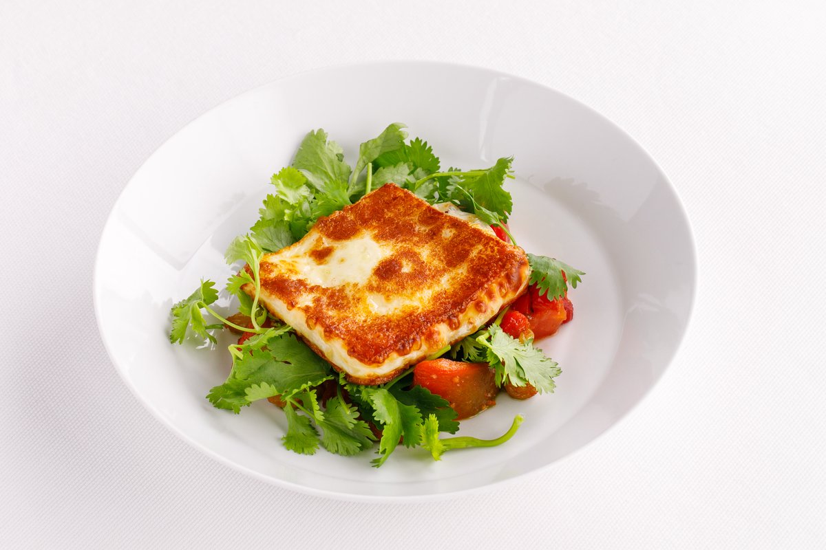 Халуми на гриле с печеными овощами