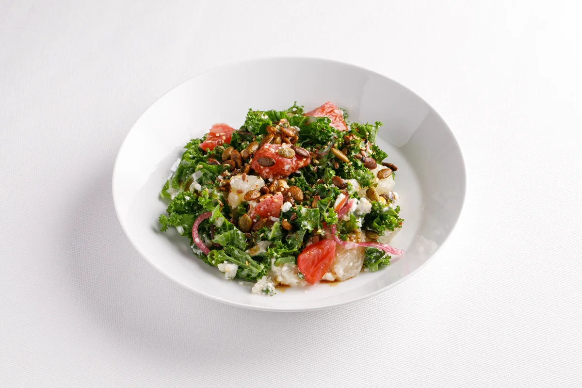 Салат из кейла с грейпфрутом и кунжутом