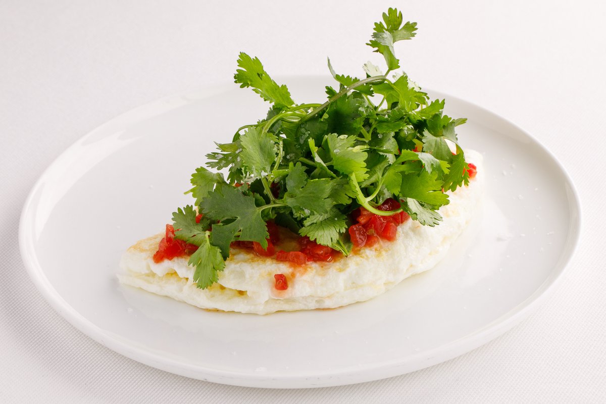 Белковый омлет с фетой и свежими травами