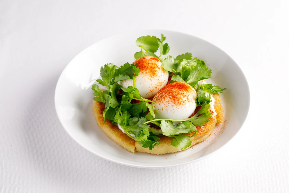 Яйцо по-турецки на лепешке с копченым сулугуни