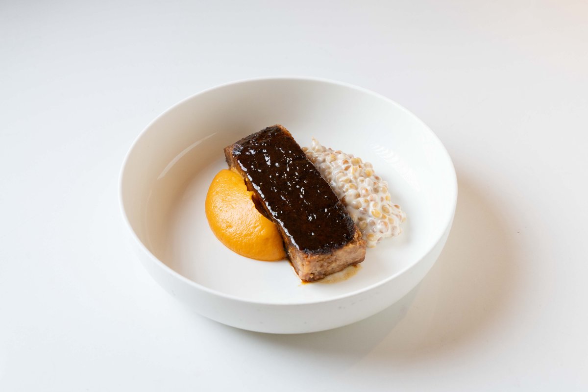 Томленый ягненок с полбой и трюфельным соусом