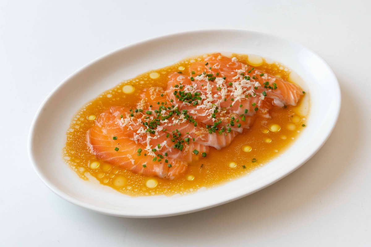 Лосось с трюфельным дрессингом и свежим хреном