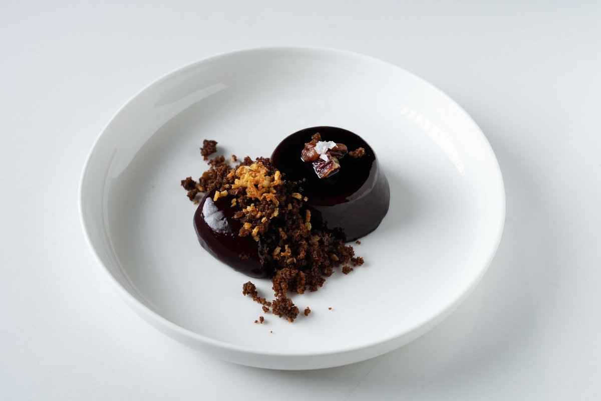 Чизкейк из картофеля с соусом из черной смородины