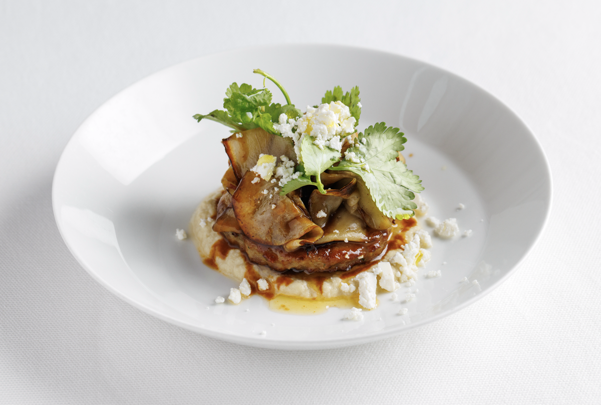 Бифштекс из ягненка с баклажаном и фетой