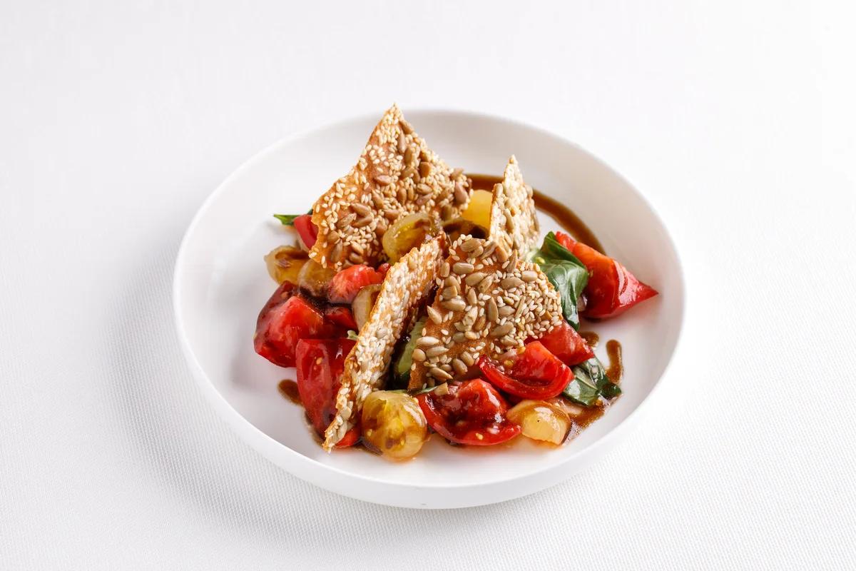 Томатный салат с фетой и оливками каламата