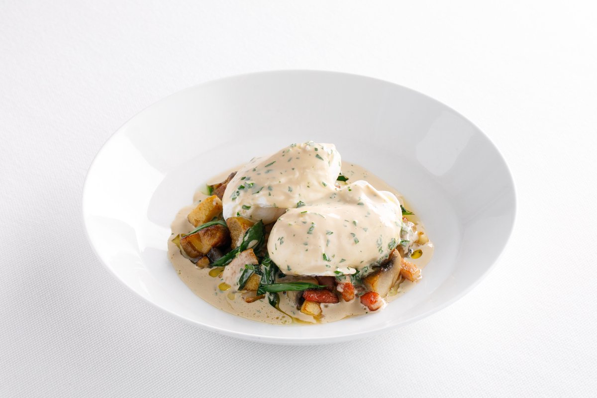 Яйцо пашот с грудинкой и белыми грибами