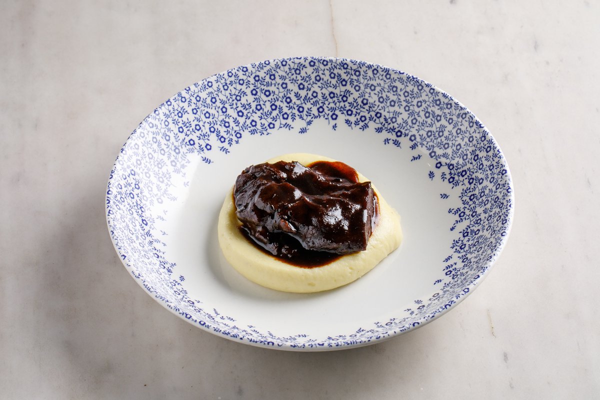 Телячьи щеки с пюре и трюфельным соусом