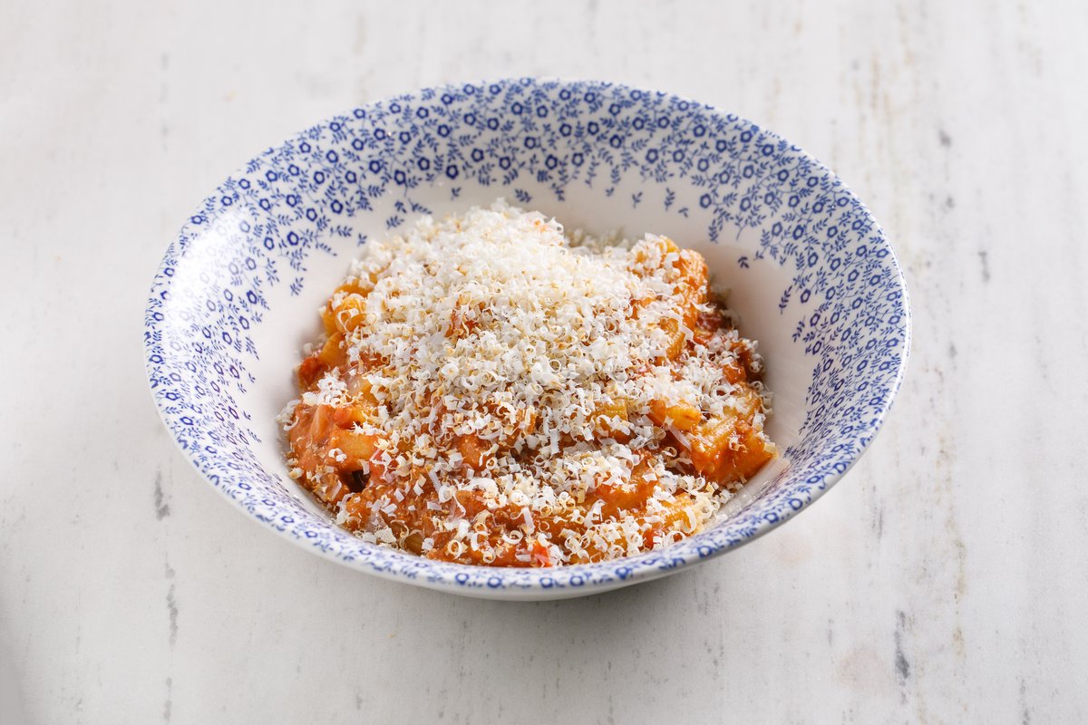 Пенне болоньезе с копченым сыром