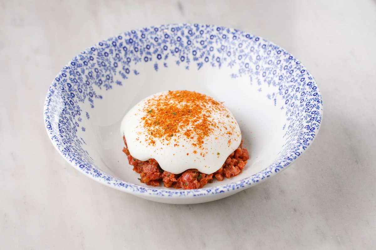 Тартар из говядины с вялеными томатами