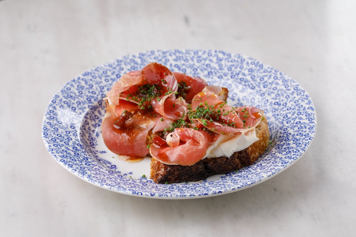 Брускетта с пармской ветчиной и кремом из пармезана