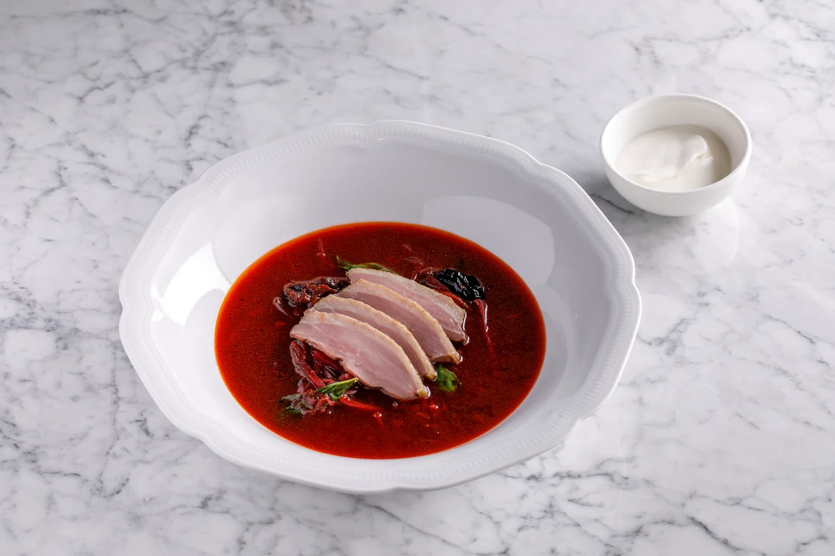 Борщ с копчёной уткой и черносливом