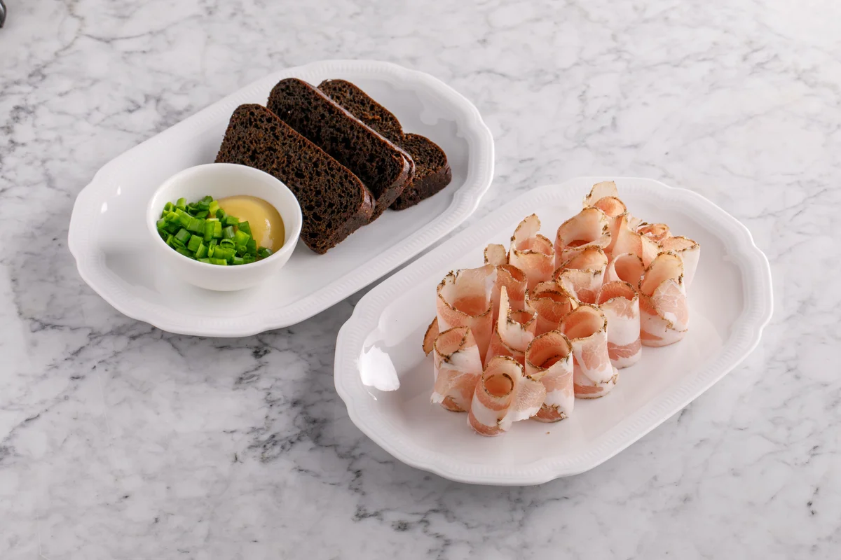 Сало с бородинским хлебом