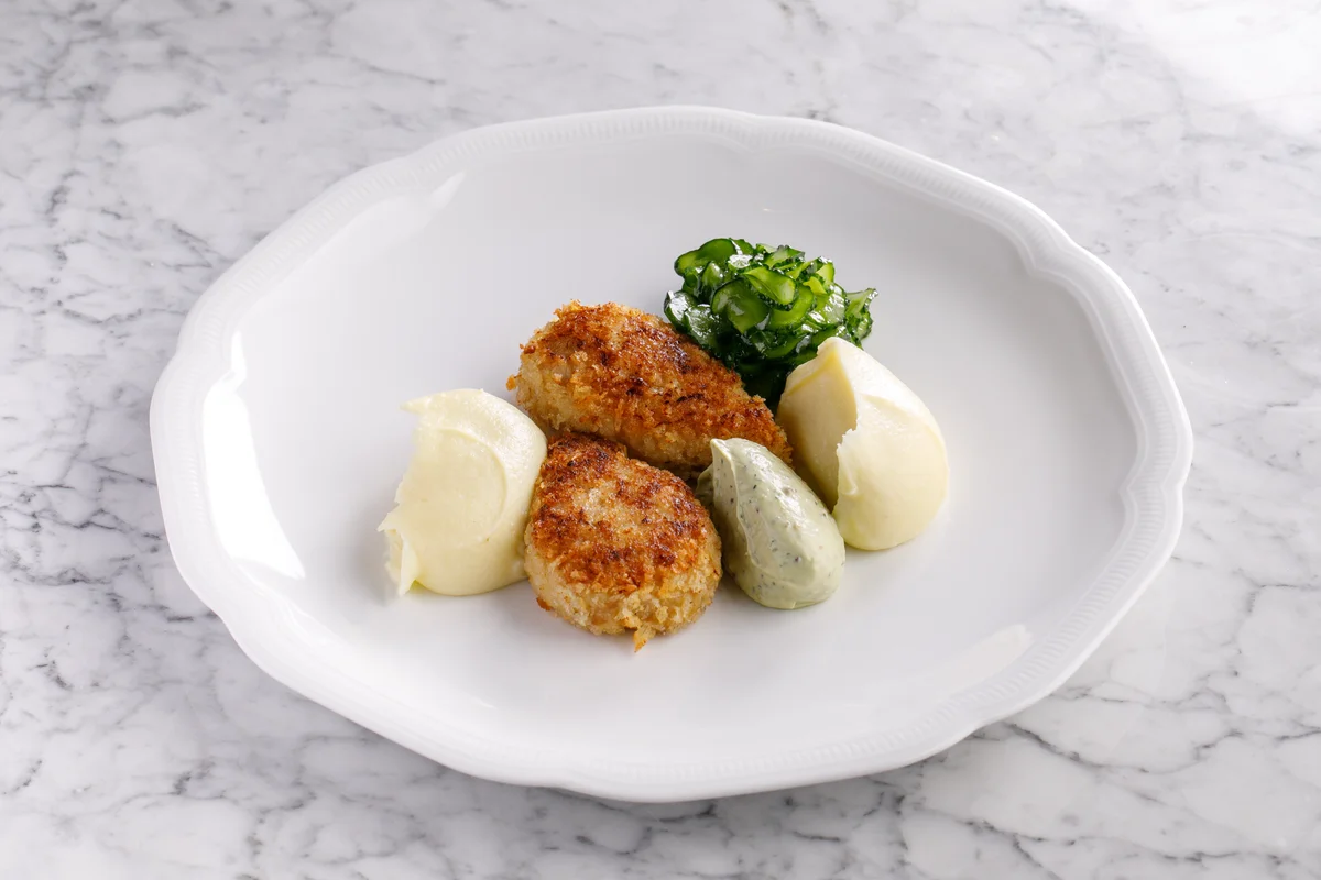 Щучьи котлеты с соусом из укропа и зерновой горчицы