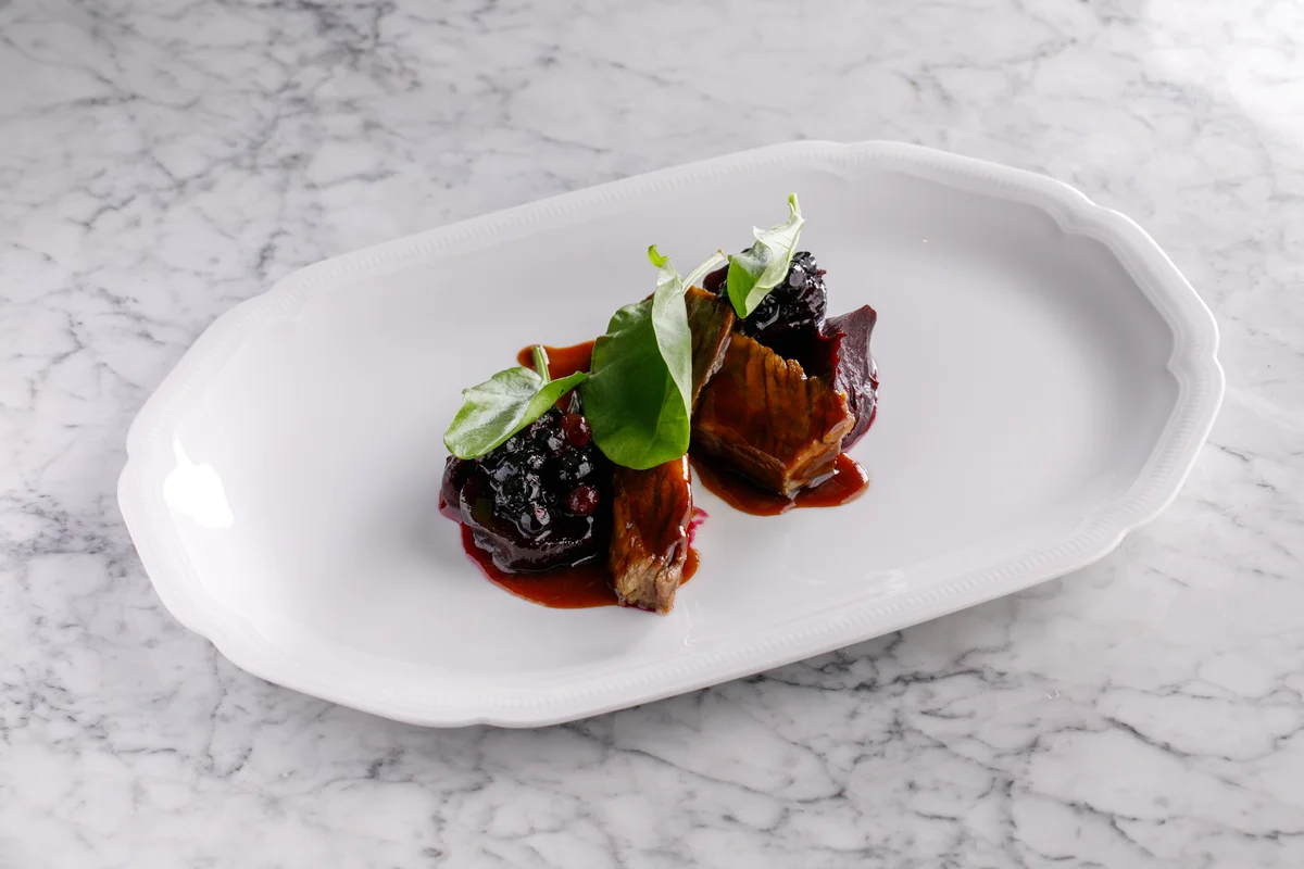 Ребро бычка со свеклой и черносливом