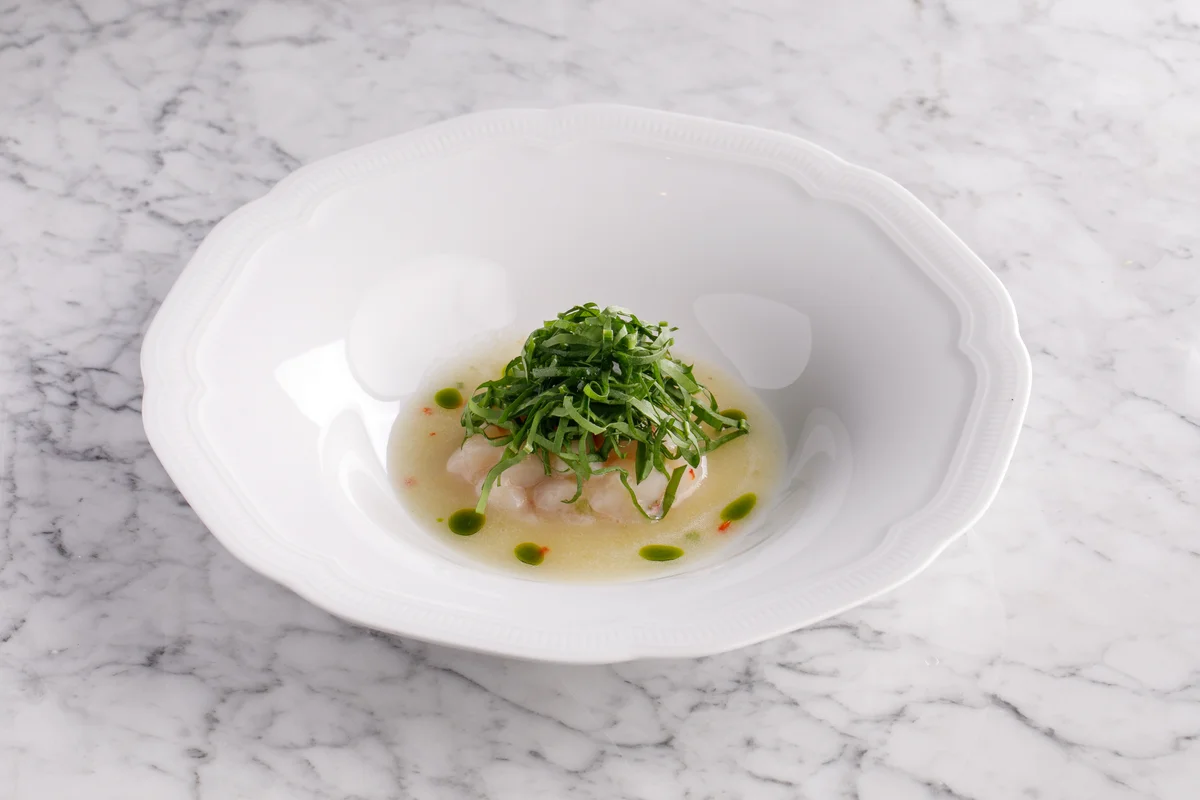 Гребешок c соусом из зеленого крыжовника