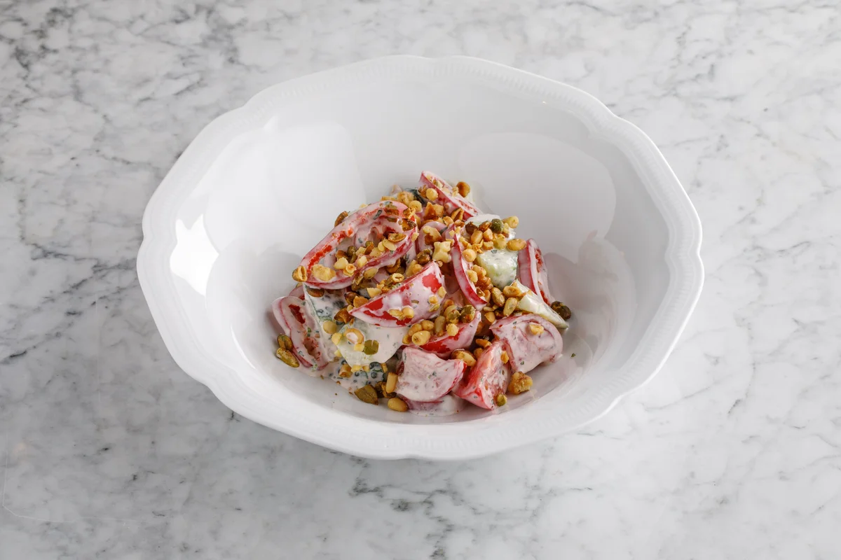 Овощной салат со сметаной и тыквенными семечками