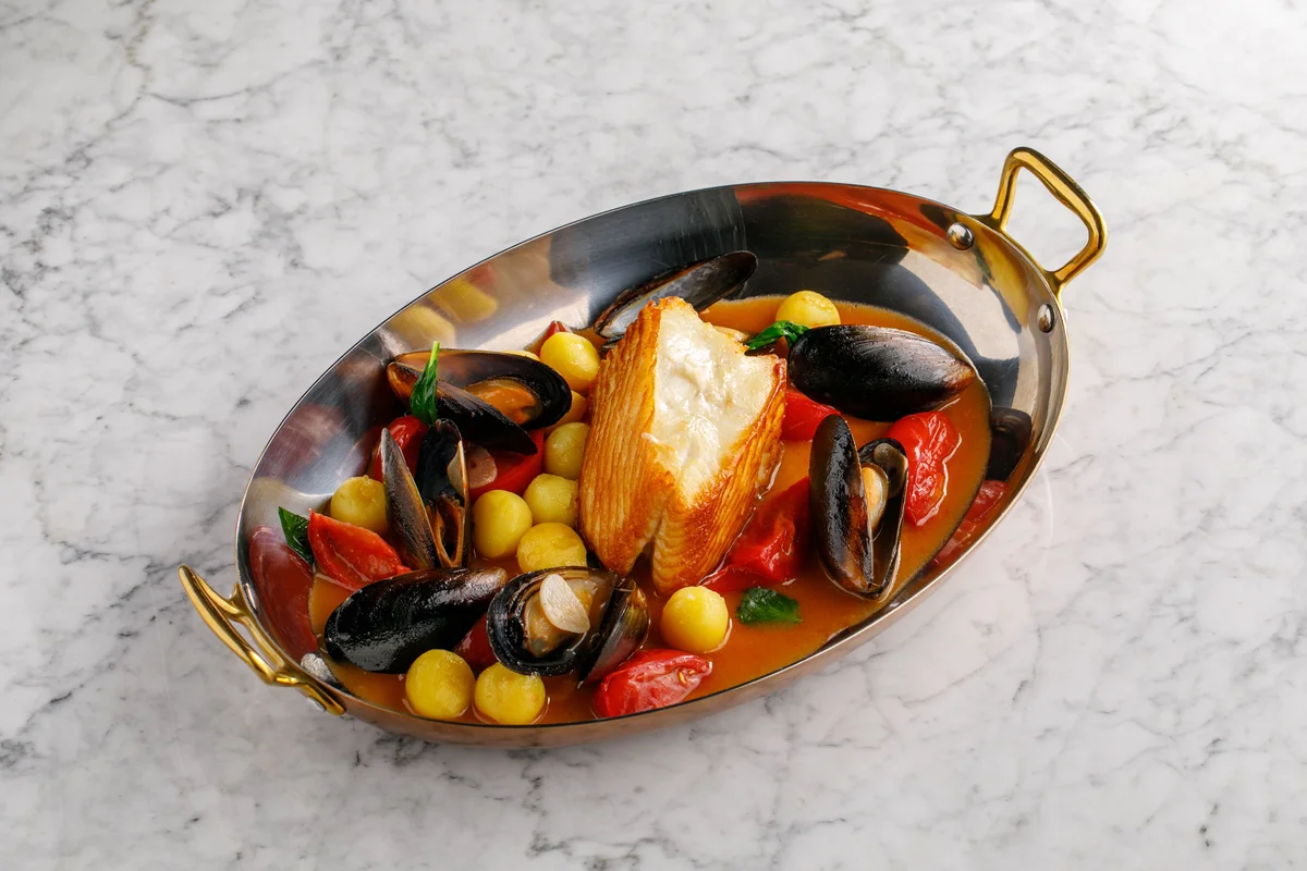 Мурманский палтус с мидиями и томатом