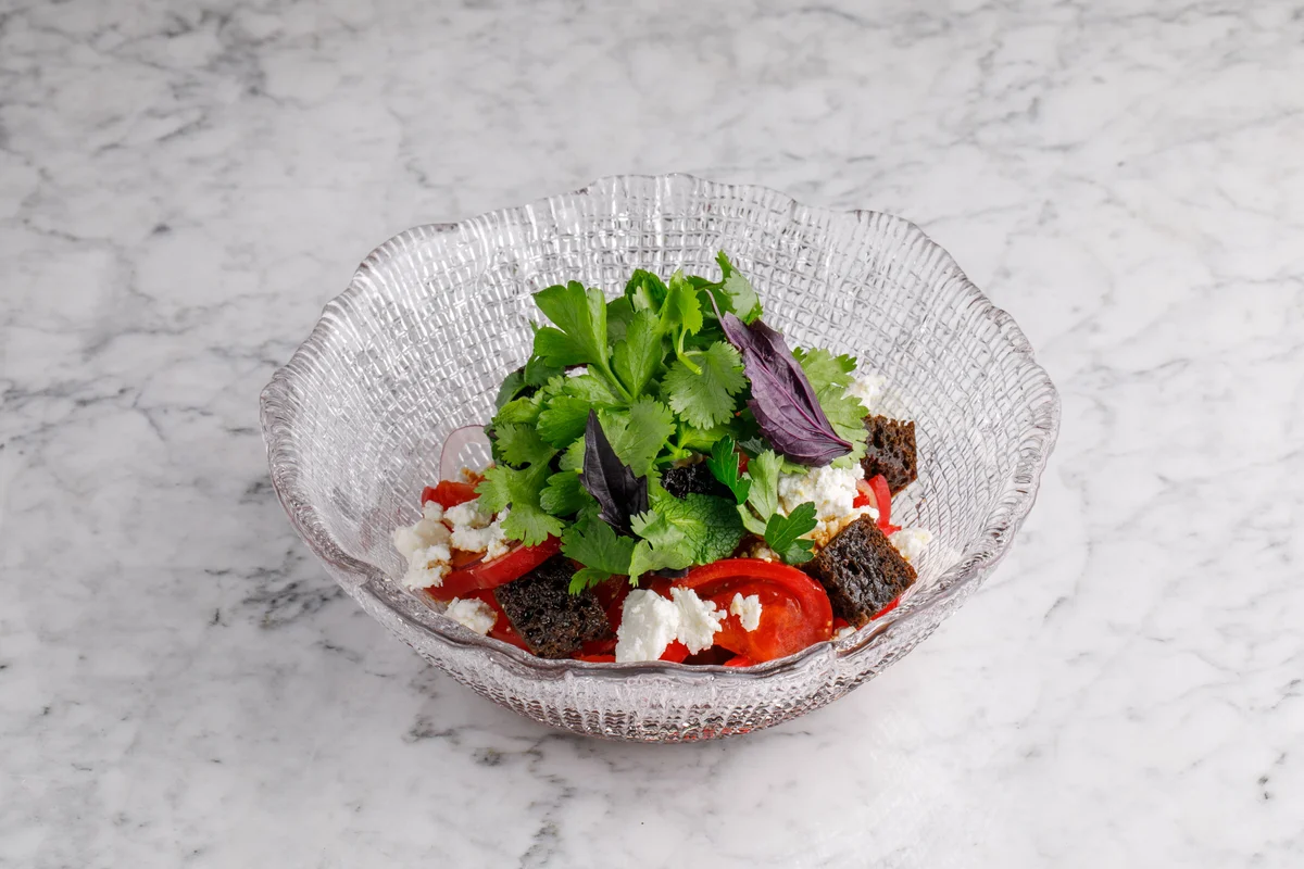 Салат из томатов с молодым сыром и соусом из кваса