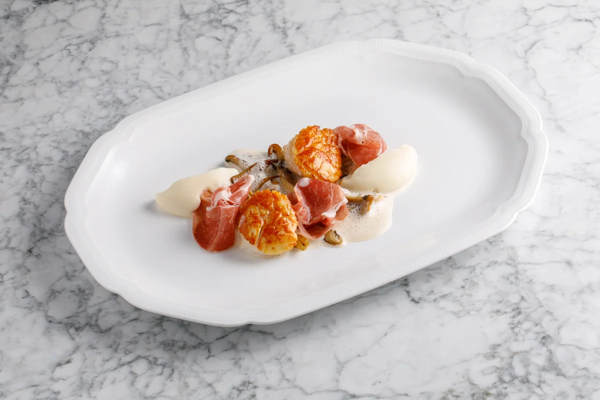 Гребешки с соусом херес и вяленой бужениной