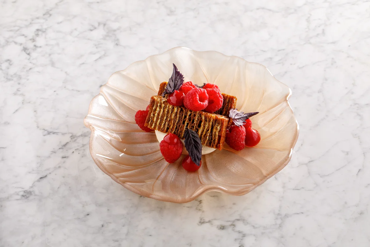 Медовик со свежей малиной