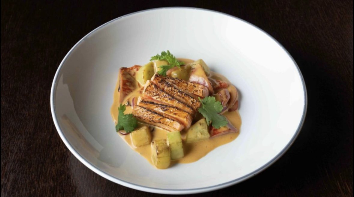 Жаренный лосось с паприкой и огурцом