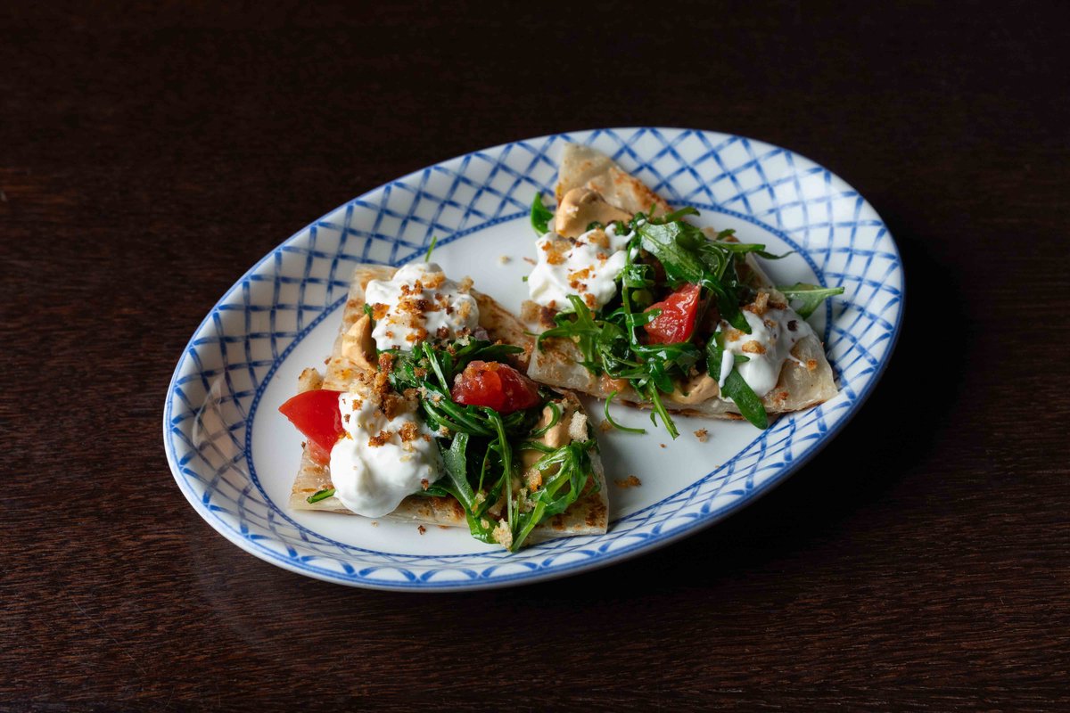 Лепешка роти с молодым сыром и чоризо