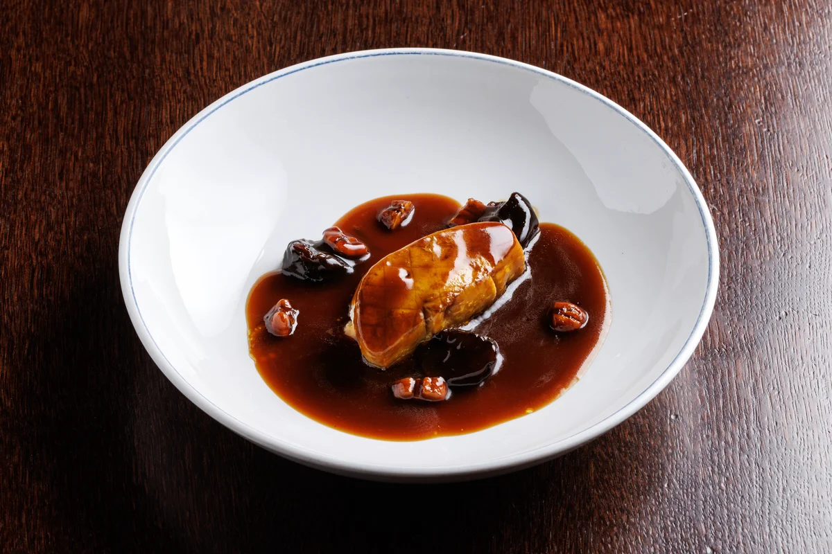 Фуа-гра с черносливом и миндальным кремом