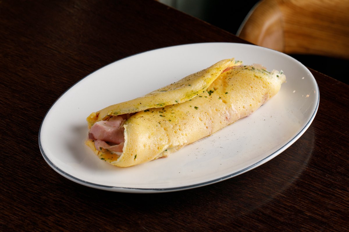 Омлет с домашней колбасой и сырным кремом