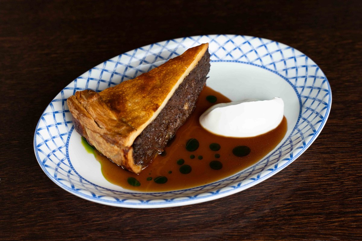 Пирог из слоеного теста с копченой щекой