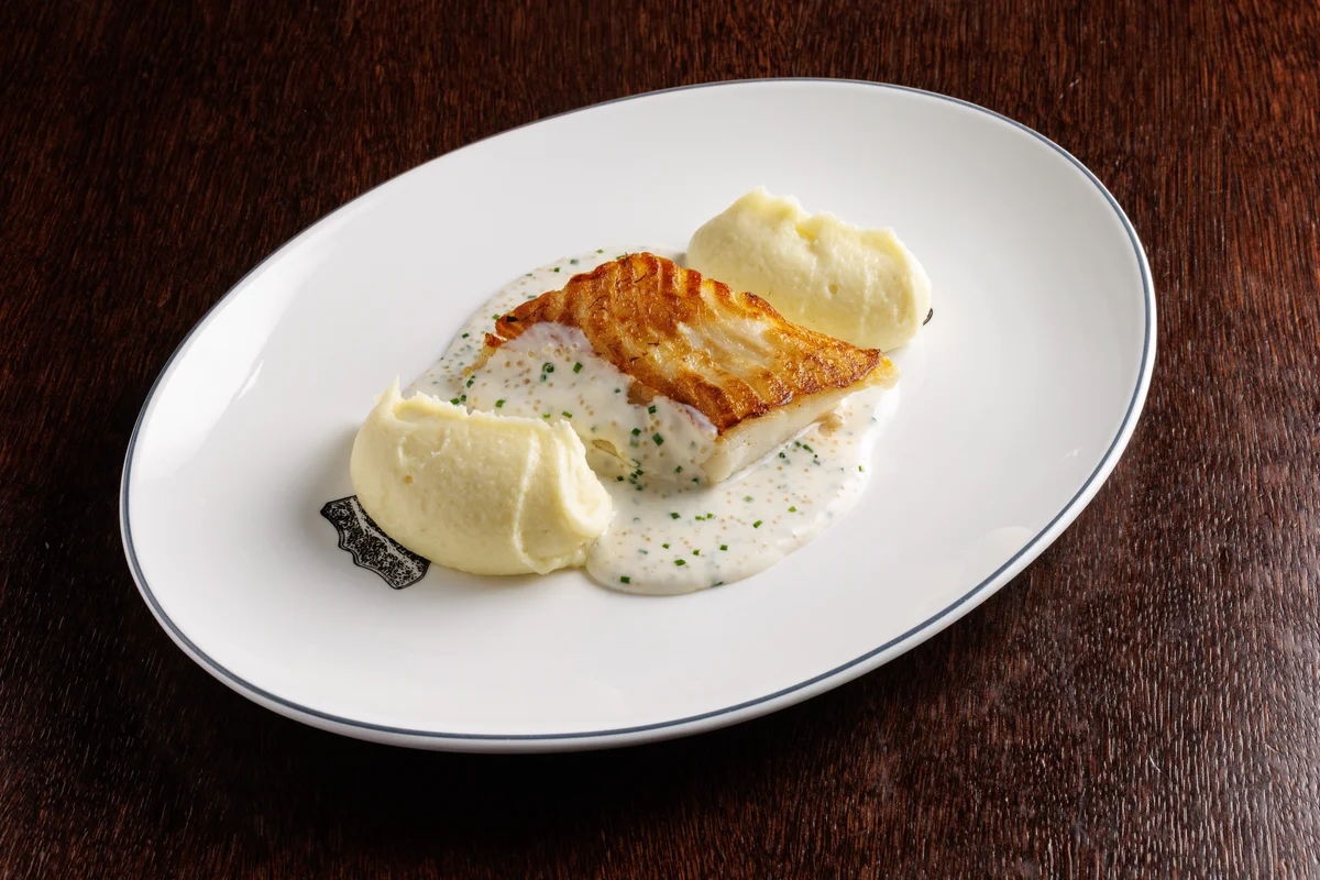 Палтус с щучьей икрой и копченым пюре