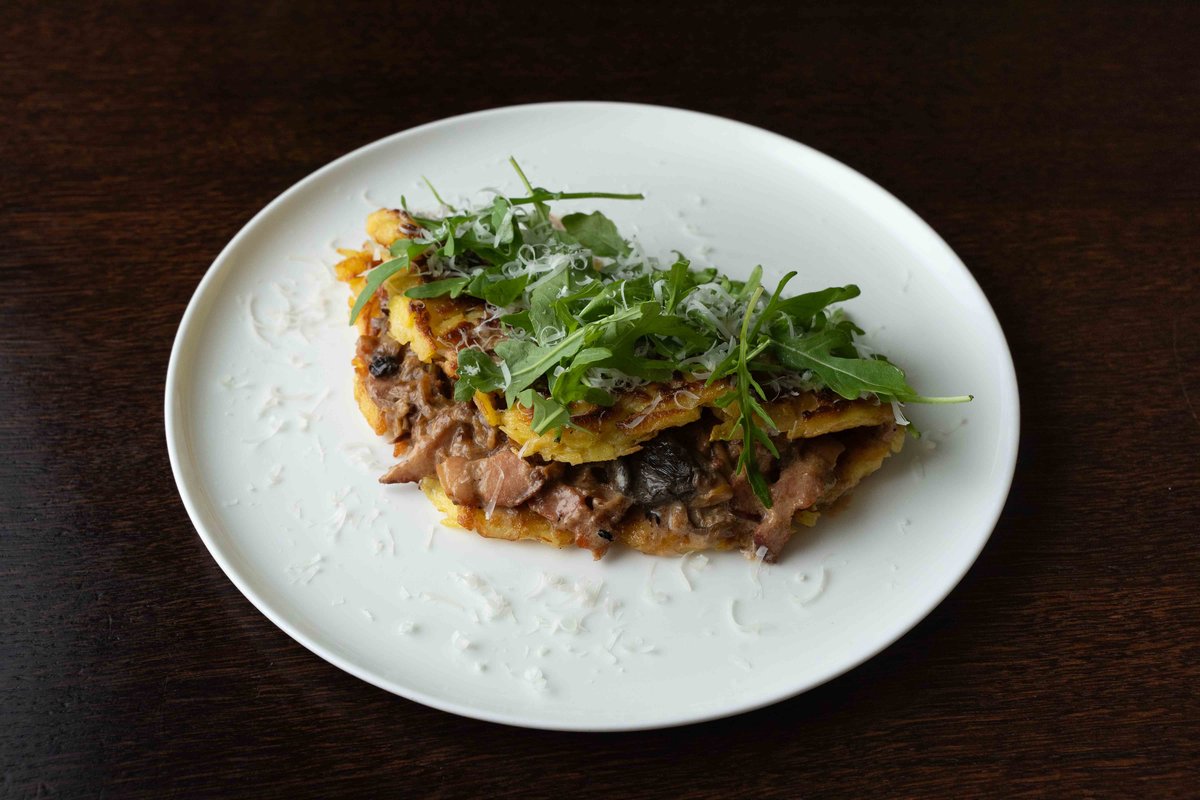 Драник со свиной грудинкой и руколой