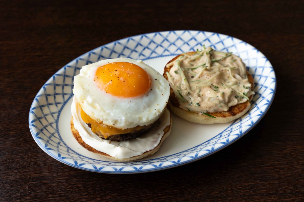 Бифштекс с пшеничной булочкой и цукини