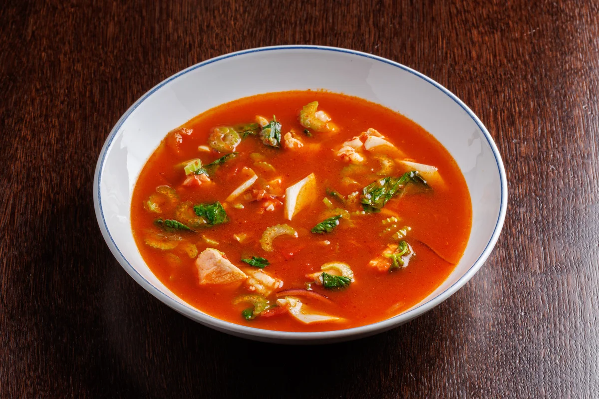 Морской бульон с лососем и кальмаром