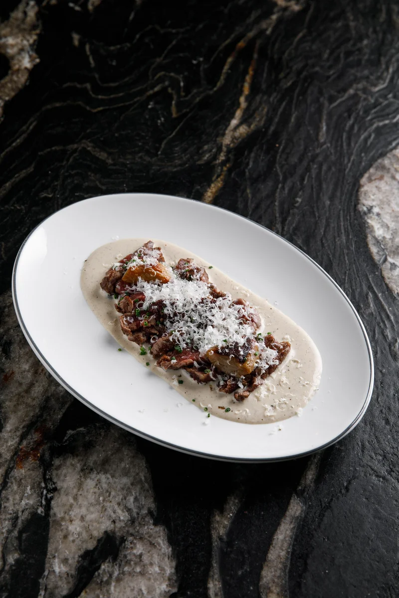 Говяжья вырезка с белыми грибами и соусом качо-э-пепе