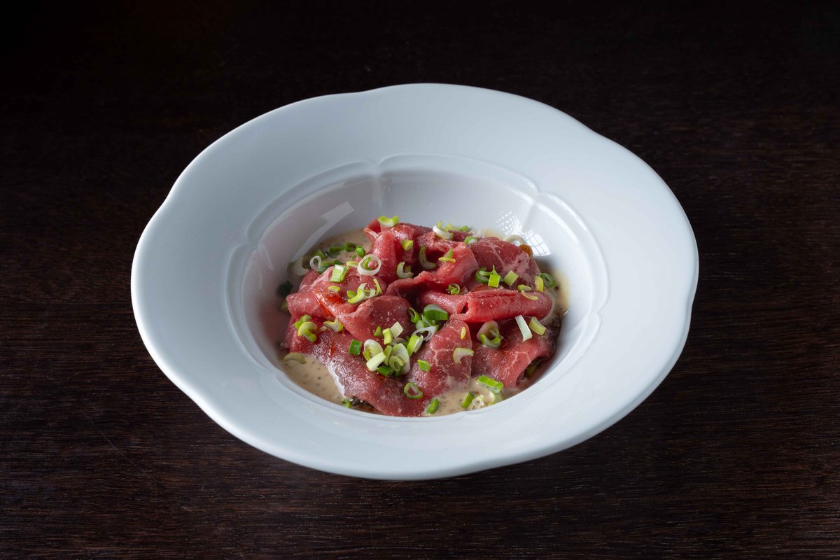 Карпаччо из говядины с пряным баклажаном