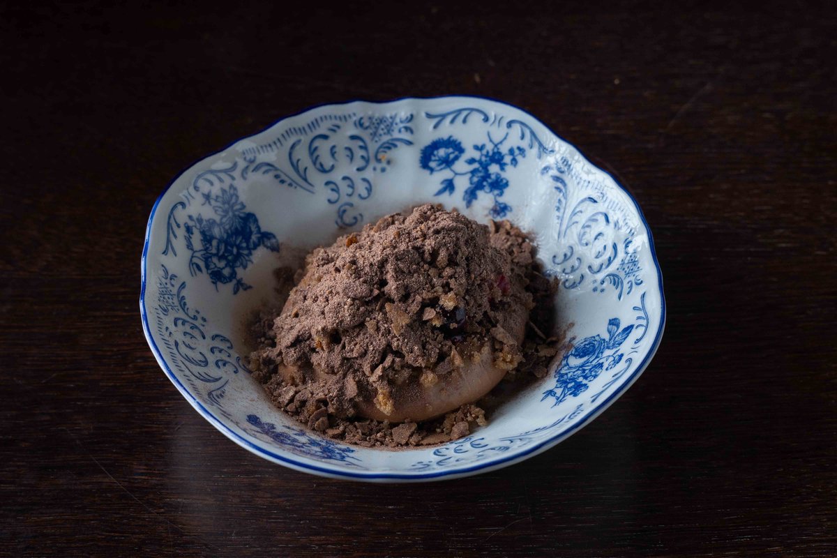 Шоколадный мусс с бородинским хлебом и лесными ягодами